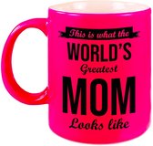What the worlds greatest mom looks like cadeau mok / beker - 330 ml - neon roze - Moederdag / verjaardag - cadeau moeder