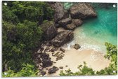 Tuinposter – Strand bij Rotsen - 90x60cm Foto op Tuinposter  (wanddecoratie voor buiten en binnen)