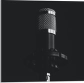 Acrylglas - Zwarte Microfoon op Zwarte Achtergrond - 50x50cm Foto op Acrylglas (Met Ophangsysteem)