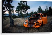 Canvas  - Wrak van Fel Oranje Auto - 90x60cm Foto op Canvas Schilderij (Wanddecoratie op Canvas)