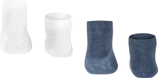 Twee paar witte en twee paar donkerblauwe babysokjes, met een gebreid ribbelpatroon.