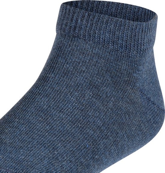Close-up van een donkerblauwe Falke sneaker sok met ribbelpatroon.