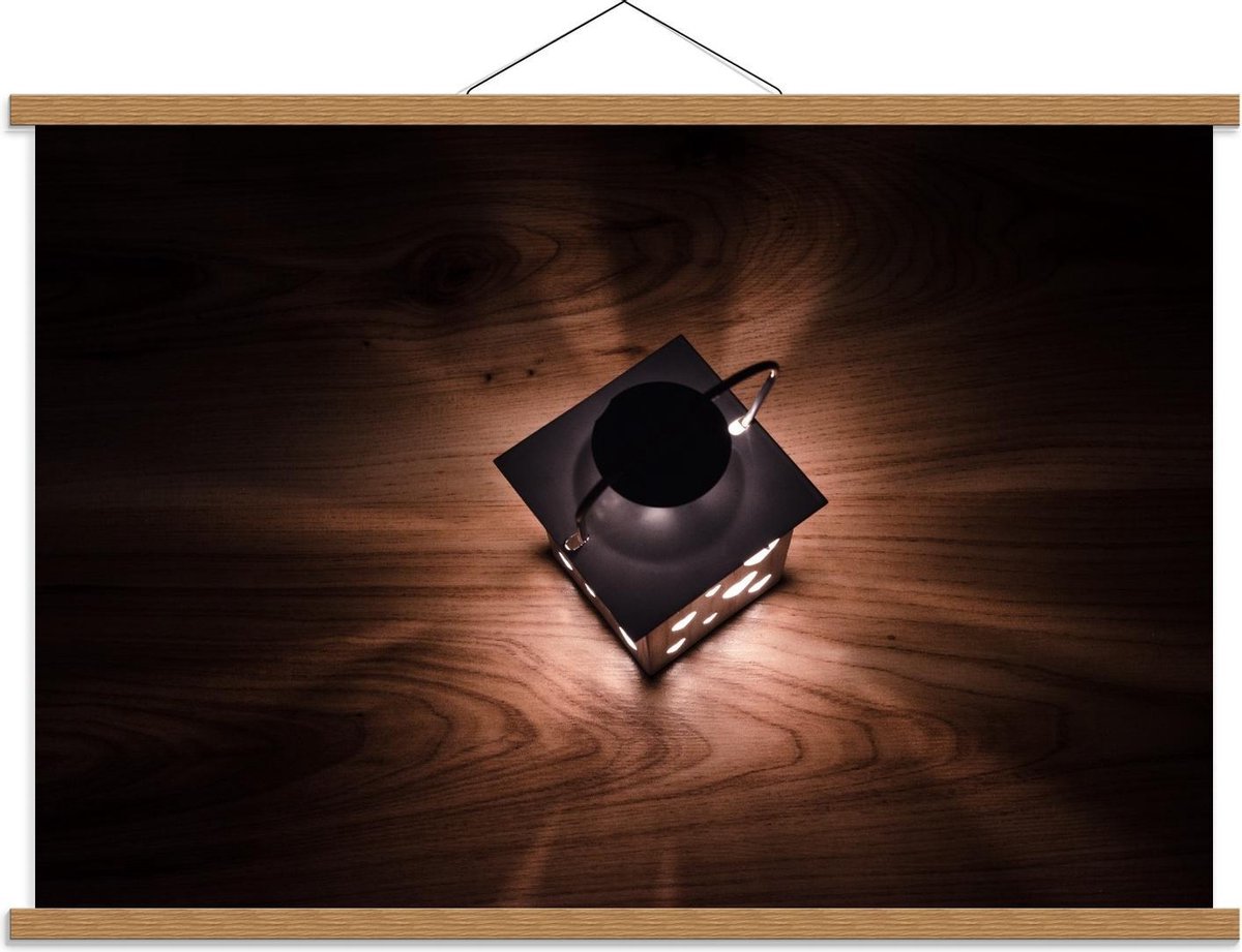 Schoolplaat – Lantaarn op een Houten Vloer - 90x60cm Foto op Textielposter (Wanddecoratie