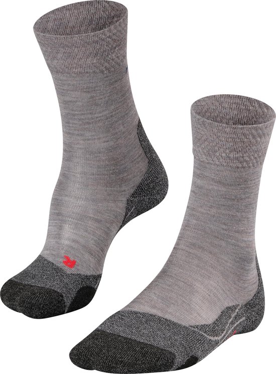 Grijze Falke wandelsokken met donkergrijze versteviging bij de hiel en teen, en een rood logo op de wreef.