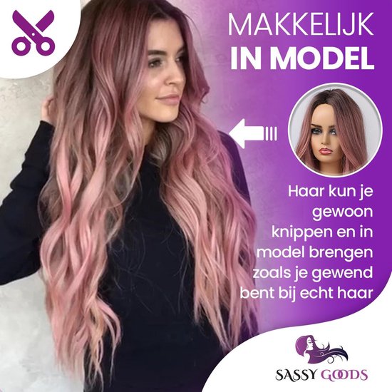 Model met lang, golvend, roze ombre haar, kijkt weg van de camera. Inzet toont pruik op pop. Tekst: Makkelijk in model te brengen.
