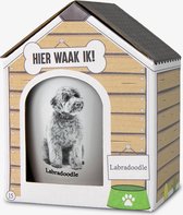 Mok - Hond - Cadeau - Labradoodle - Gevuld met een verpakte zuurtjesmix - In cadeauverpakking met gekleurd lint