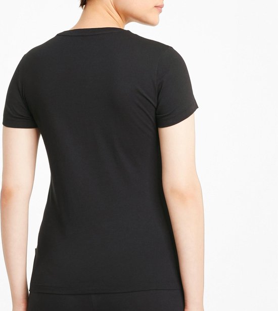 Achterkant van een zwart Puma T-shirt met korte mouwen gedragen door een vrouw.