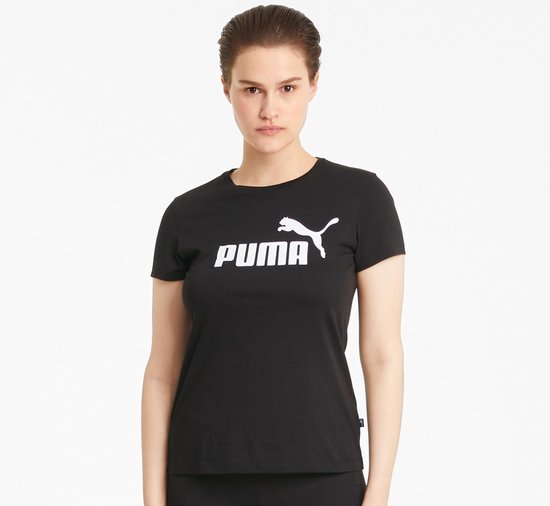 Vrouw draagt een zwart PUMA t-shirt met wit Puma logo op de borst.