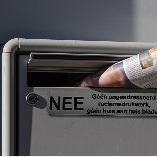 Zilverkleurige Jooba brievenbussticker op een grijze brievenbus, met tekst 'NEE Géén ongeadresseerd reclamedrukwerk, géén huis aan huis bladen'.
