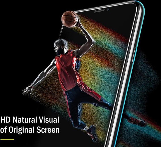 Een basketbalspeler in de lucht, afgebeeld op een smartphone-scherm. De protector toont een HD visueel effect.