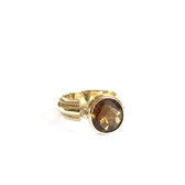14 karaat geel gouden ring met facet geslepen rookkwarts in bumper zetting waarnaast 2 x 0.035ct VSI F briljant geslepen diamant.
