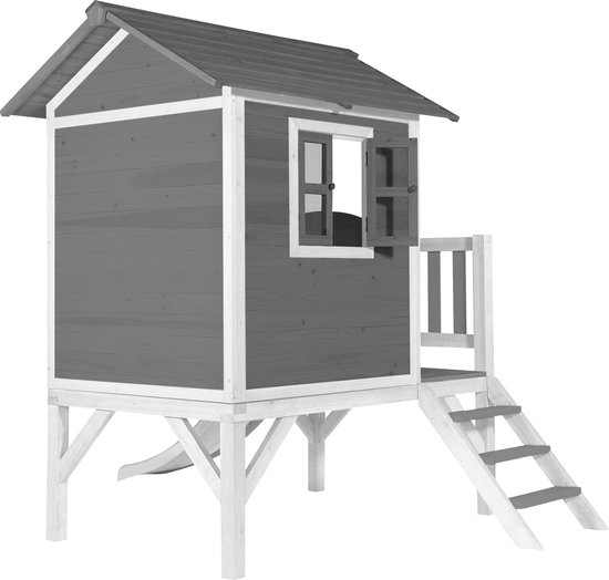 Houten speelhuisje van grijs hout met witte accenten, trap en glijbaan.