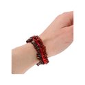 Rode armbanden met bruine steentjes, gedragen om een arm.