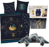 Harry Potter Hogwarts Golden Logo- Dekbedovertrek - Eenpersoons - 140x200 cm -katoen- Reversible , incl. pluche zwarte Spin 18cm, Aragog