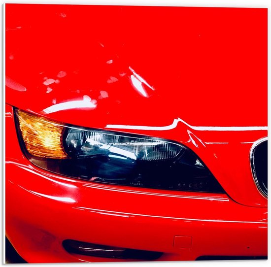 Forex - Voorkant van een Mooie Rode Auto - 50x50cm Foto op Forex