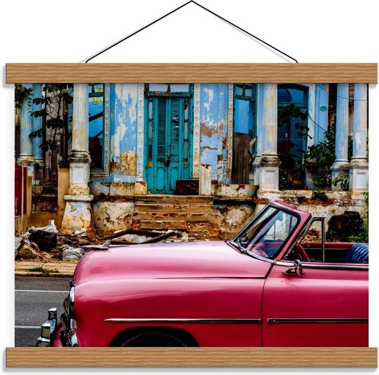 Schoolplaat – Rode Cabrio voor Verroest Gebouw - 40x30cm Foto op Textielposter (Wanddecoratie op Schoolplaat)