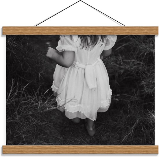 Schoolplaat – Meisje in Wit Jurkje (zwart/wit) - 40x30cm Foto op Textielposter (Wanddecoratie op Schoolplaat)