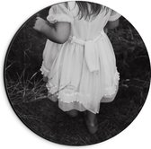 Dibond Wandcirkel - Meisje in Wit Jurkje (zwart/wit) - 20x20cm Foto op Aluminium Wandcirkel (met ophangsysteem)