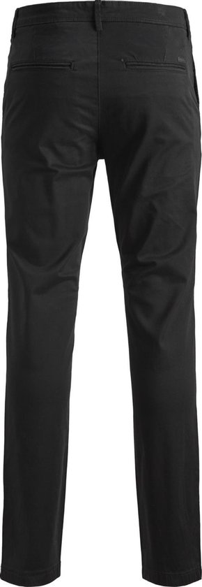 Achterkant van een zwarte slim fit chinobroek.