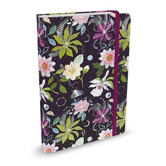 Een notitieboek met een donkere, bloemenprint van de 'Celestial Garden'-collectie. Heeft een roze elastieken sluiting.