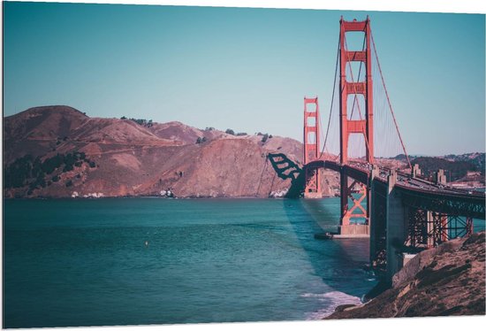 Dibond - Golden Gate Bridge vanaf de Zijkant - San Francisco  - 120x80cm Foto op Aluminium (Wanddecoratie van metaal)