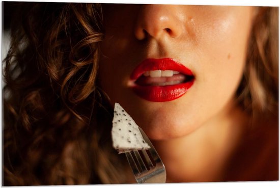 Acrylglas - Etende Dame met Rode Lippen - 90x60cm Foto op Acrylglas (Met Ophangsysteem)