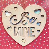 Valentijn tip ! Luxe Valentijnskaart met houten hanger "Be Mine" 14x14 cm incl. envelop