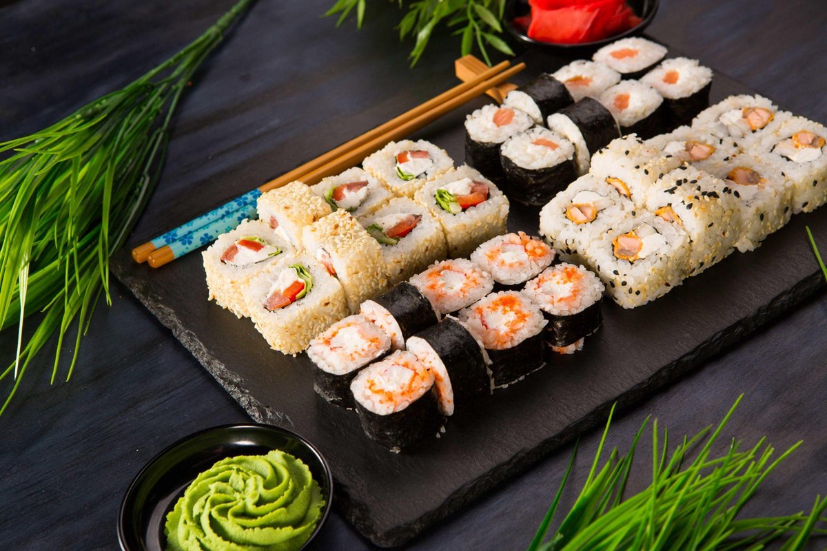 Il Y A Un Autocollant De Sushi Et De Baguettes Sur Un Fond Blanc
