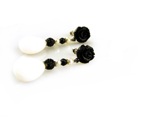 boucles d'oreilles en or blanc serties de fleur noire, perle et opale de Kachalong