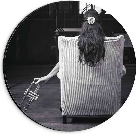 Dibond Wandcirkel - Meisje met Trompet in Stoel (zwart/wit) - 20x20cm Foto op Aluminium Wandcirkel (met ophangsysteem)