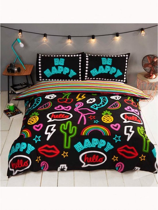 Zwart dekbedovertrek met neonprint van cactussen, flamingo's, kersen, ananassen, lippen en "BE HAPPY".
