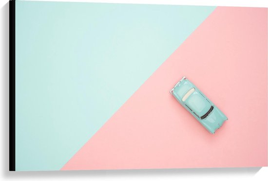 Canvas  - Lichtblauwe Auto met Roze en Blauwe Achtergrond - 90x60cm Foto op Canvas Schilderij (Wanddecoratie op Canvas)