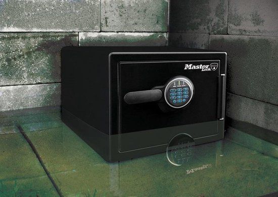 Zwarte Master Lock kluis met digitaal cijferslot, staand in een plas water.