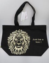 Shopper xl " Just be a lion" biologisch katoen. Te gebruiken als shopper, luiertas, strandtas of gewoon om boodschappen mee te doen.