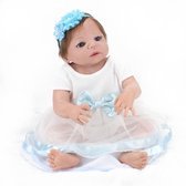 Reborn baby pop in blauw jurkje met haarband (hand gemaakt) meisje – Knuffelpop - Levensechte baby 55cm