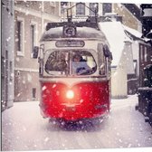 Dibond - Rode Tram door de Sneeuw - 80x80cm Foto op Aluminium (Wanddecoratie van metaal)