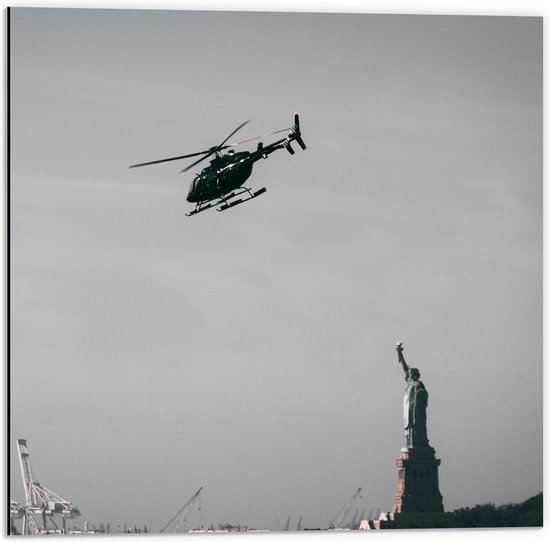 Dibond - Helikopter boven Vrijheidsbeeld - 50x50cm Foto op Aluminium (Wanddecoratie van metaal)