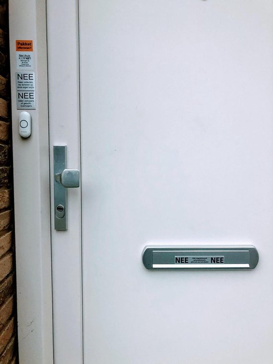 Witte deur met brievenbus, deurklink en sticker 'NEE NEE Geen ongevraagd drukwerk, geen huis aan huis bladen'.