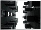 Dibond - Gebouwen van Onder (Zwart Wit) - 40x30cm Foto op Aluminium (Wanddecoratie van metaal)
