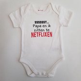 Witte romper met "Sssssst... Papa en ik zitten te netflixen" - maat 74/80 - vaderdag, cadeautje, kraamcadeau, grappig, geschenk, baby, tekst, bodieke