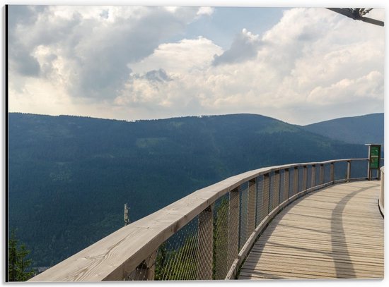 Dibond - Brug met Uitzicht op Bergen - 40x30cm Foto op Aluminium (Wanddecoratie van metaal)