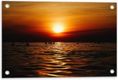 Tuinposter – Mensen in Zee tijdens Zonsondergang - 60x40cm Foto op Tuinposter  (wanddecoratie voor buiten en binnen)