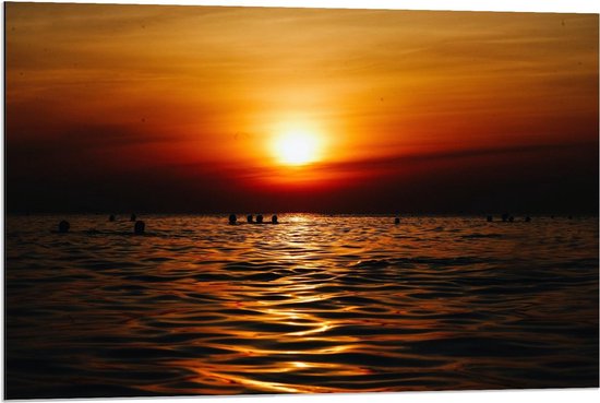 Dibond - Mensen in Zee tijdens Zonsondergang - 90x60cm Foto op Aluminium (Wanddecoratie van metaal)