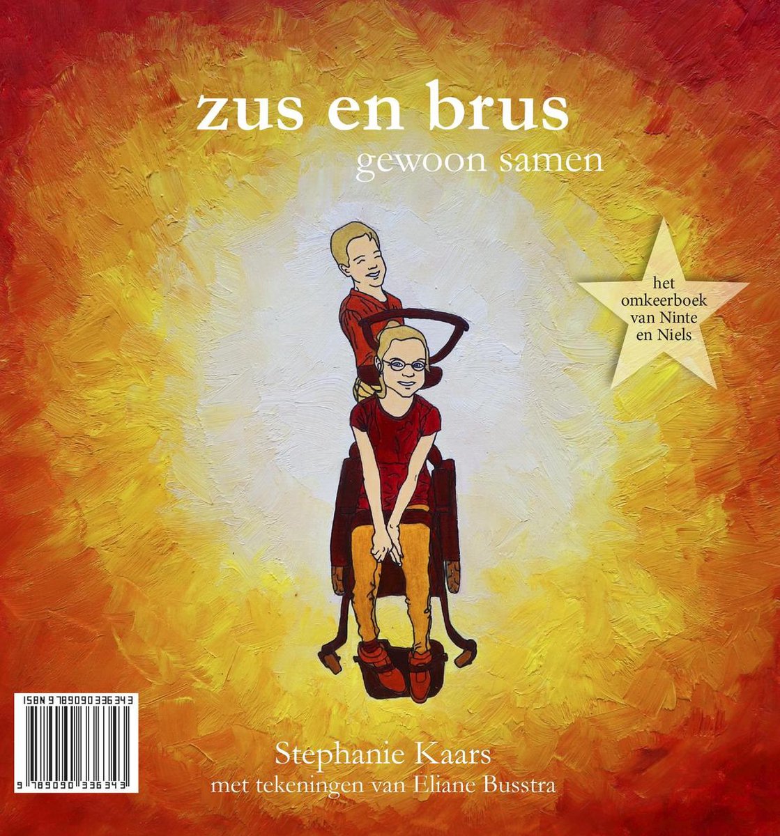 Een zus en broer, het meisje zit in een rolstoel en de jongen staat achter haar. Ze staan tegen een rode en gele achtergrond.