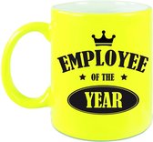 1x stuks collega cadeau mok / beker employee of the year/ werknemer van het jaar - neon geel - personeel cadeau