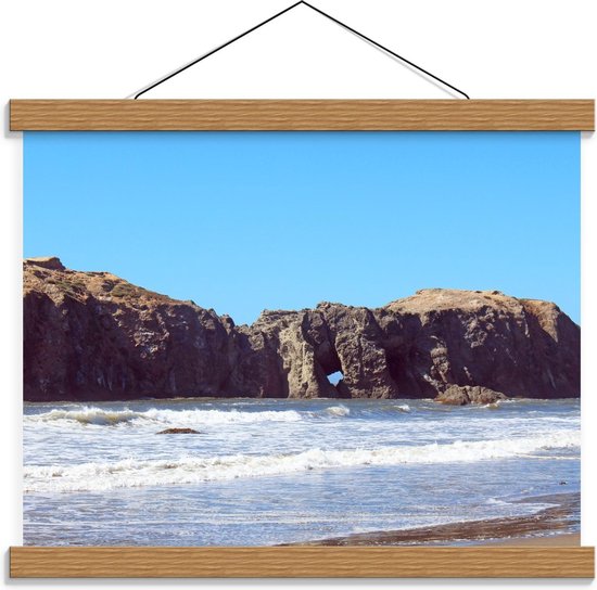 Schoolplaat – Rotsen bij de Zee op het Strand - 40x30cm Foto op Textielposter (Wanddecoratie op Schoolplaat)