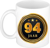 94 jaar cadeau mok / beker medaille goud zwart voor verjaardag/ jubileum