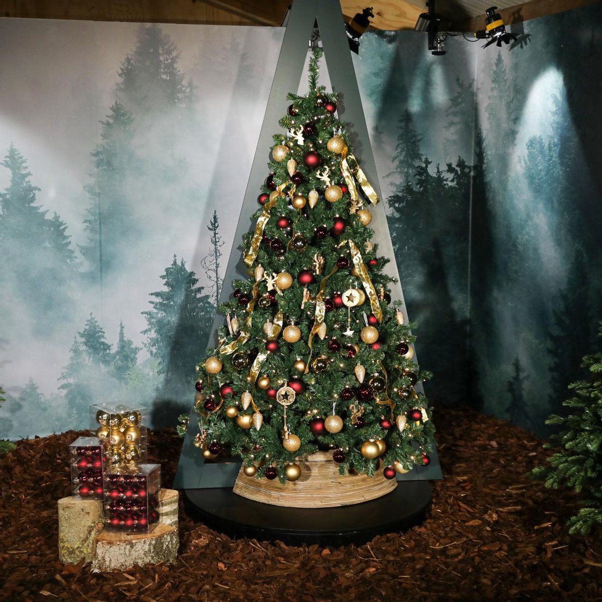 Excellent Trees® Kerstboom LED Stavanger 240 cm - 650 LED Lampjes - ⌀140cm - 240cm – foto 4