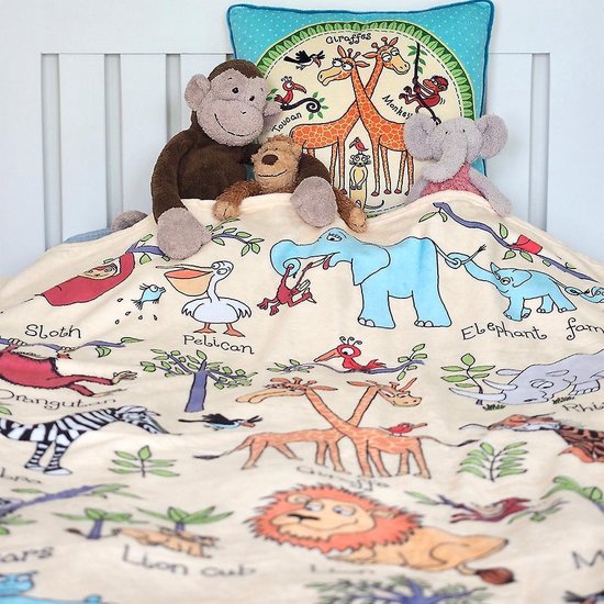 Zachte fleece deken met een kleurrijke jungleprint, waaronder een luiaard, pelikaan, nijlpaard, olifanten en giraffen.