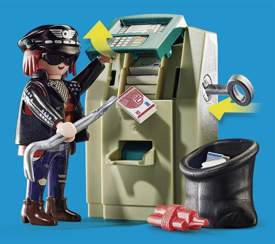 Figuur met crowbar bij een geldautomaat met eurobiljetten.